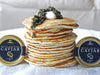 Die Attilus Kaviar Probierauswahl zusammen mit Pfannkuchen.